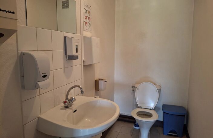 A LOUER - BUREAUX A HOUDAN — photo 5