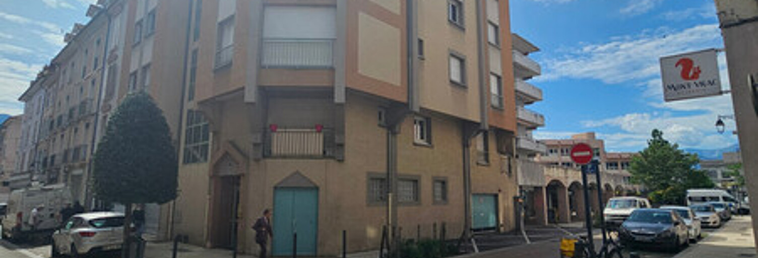 Garage   m² à louer à Voiron (38500)