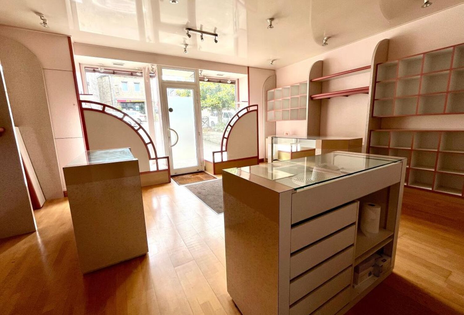 Charmante maison en pierre avec local commercial – En plein cœur de Rostrenen — photo 1