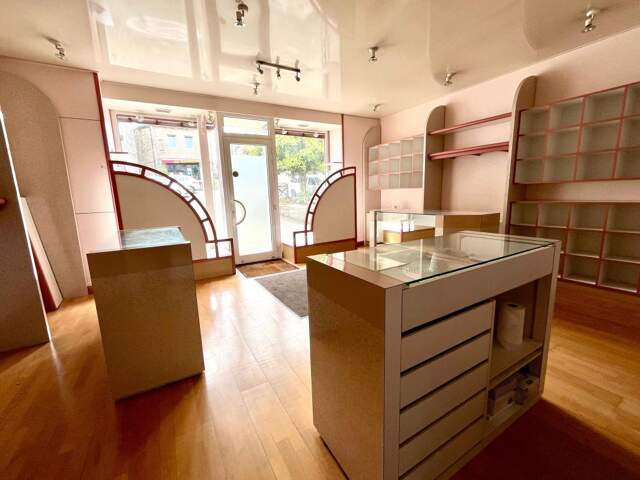 Charmante maison en pierre avec local commercial – En plein cœur de Rostrenen — photo du bien