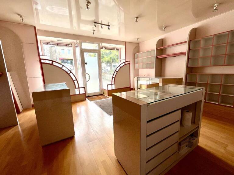Charmante maison en pierre avec local commercial – En plein cœur de Rostrenen — photo 1