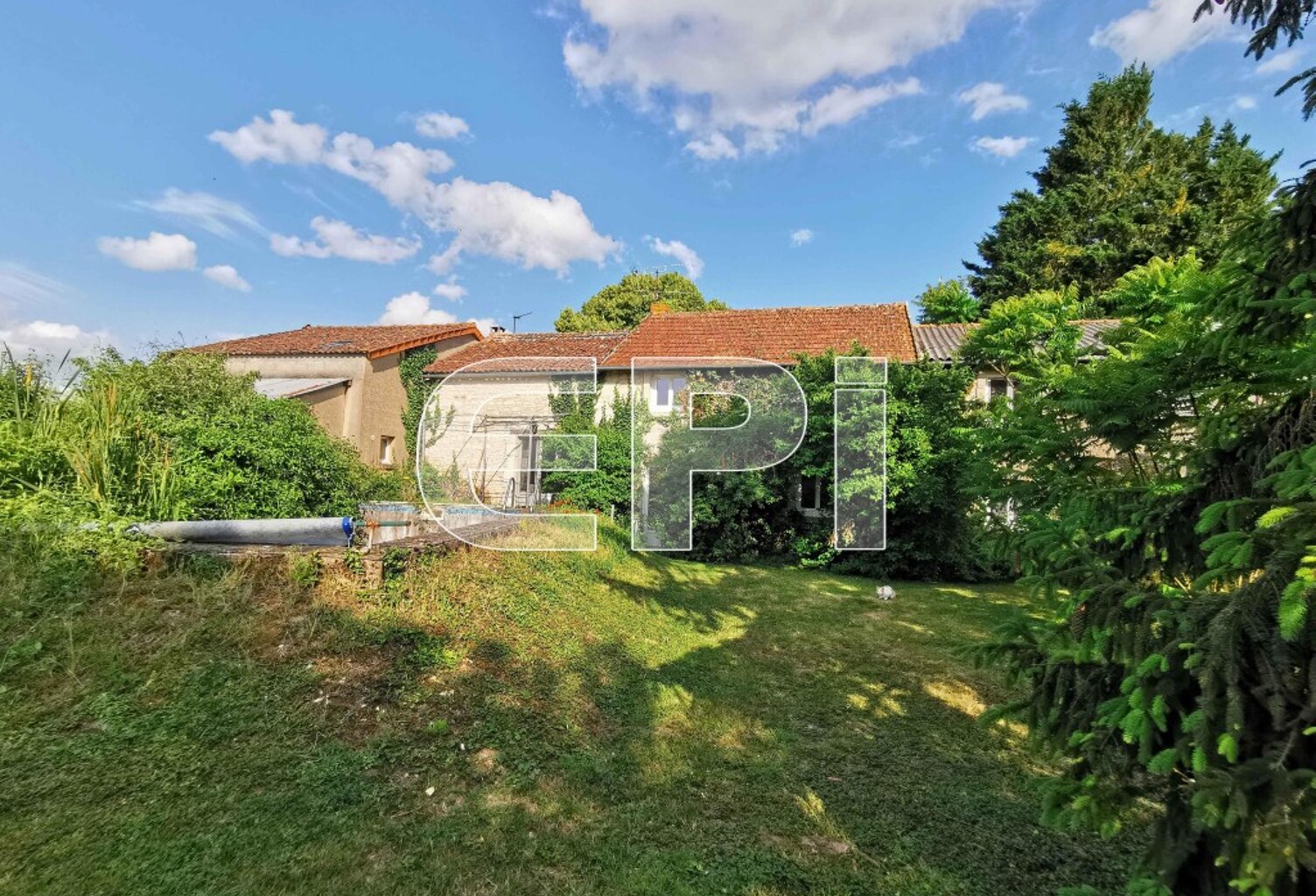 8074 : Belle longère en pierre et tuiles de 192 m² avec 175 m? — photo 1