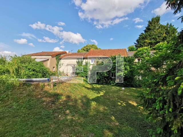 8074 : Belle longère en pierre et tuiles de 192 m² avec 175 m? — photo du bien