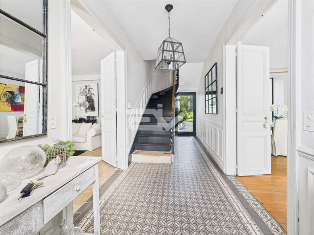 Jolie Maison Familiale avec Dépendances, Piscine et Jardin, à Proximité de Toutes Commodités — photo du bien