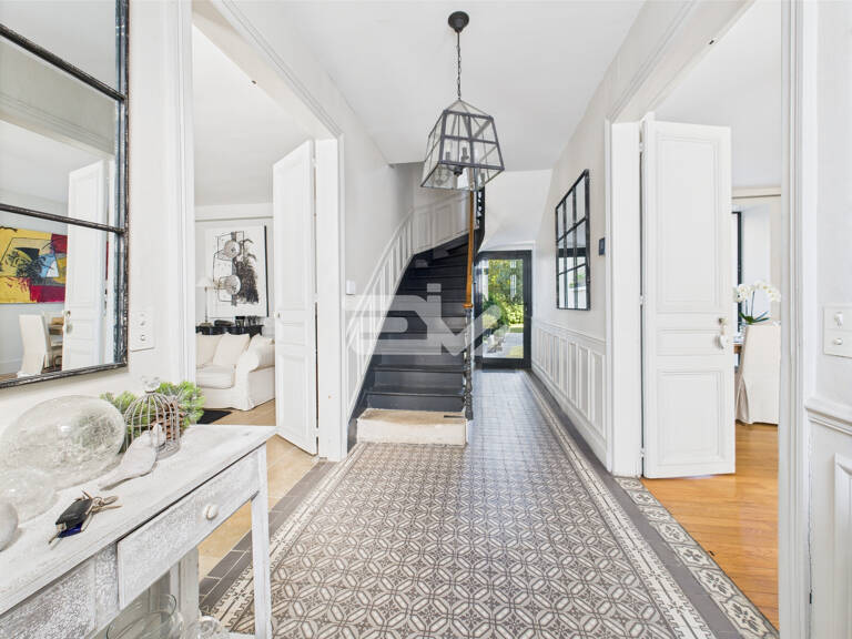 Jolie Maison Familiale avec Dépendances, Piscine et Jardin, à Proximité de Toutes Commodités — photo 1