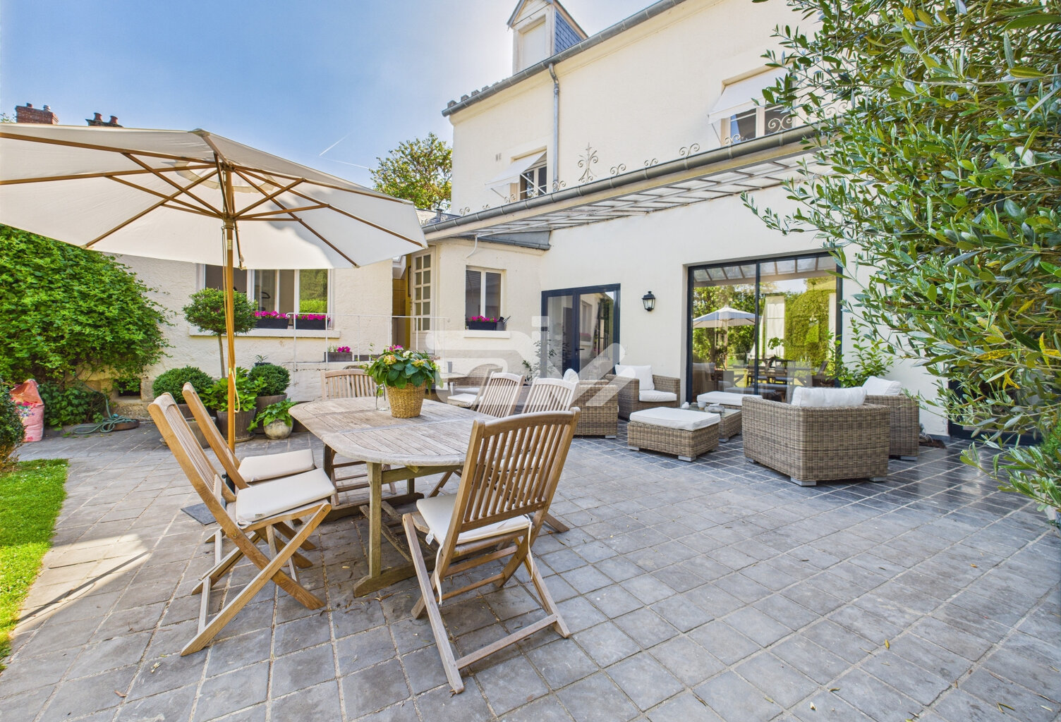 Jolie Maison Familiale avec Dépendances, Piscine et Jardin, à Proximité de Toutes Commodités — photo 1