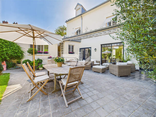 Jolie Maison Familiale avec Dépendances, Piscine et Jardin, à Proximité de Toutes Commodités — photo du bien