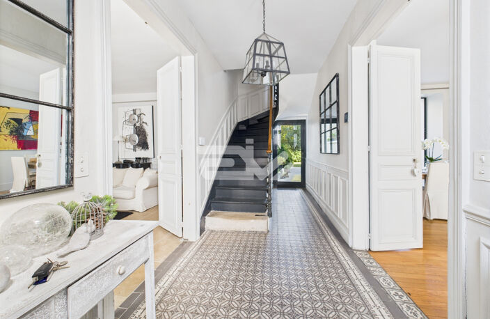 Jolie Maison Familiale avec Dépendances, Piscine et Jardin, à Proximité de Toutes Commodités — photo 2