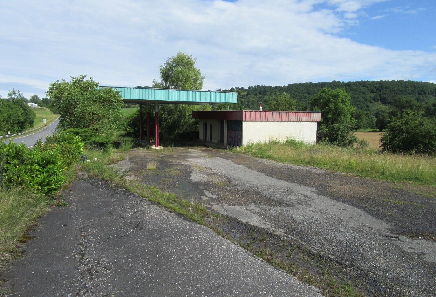 SAINT CHRISTOPHE VALLON Local commercial avec appartement  sur 4700 m² de terrain — photo 1