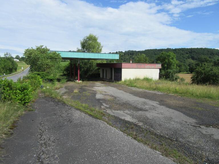 SAINT CHRISTOPHE VALLON Local commercial avec appartement  sur 4700 m² de terrain — photo 1