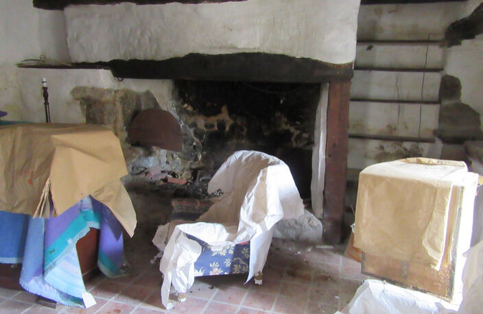 ESPEYRAC Maison typique en pierre granit avec jardinet et dépendance — photo 3