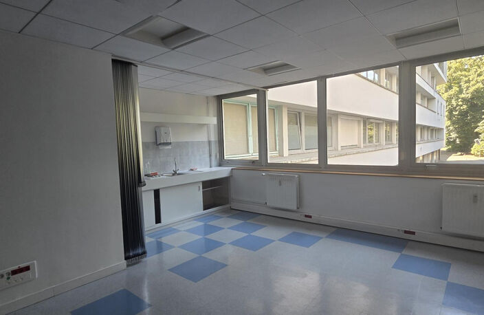 LOCAL PROFESSIONNEL/BUREAUX A VENDRE ANGERS CENTRE — photo 2