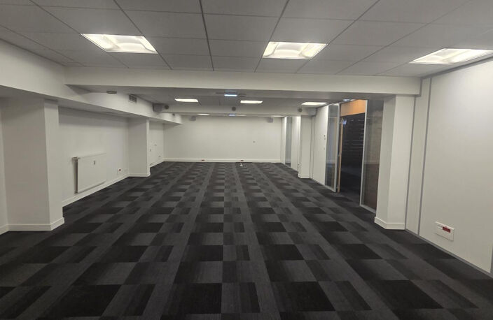 LOCAL PROFESSIONNEL/BUREAUX A VENDRE ANGERS CENTRE — photo 3