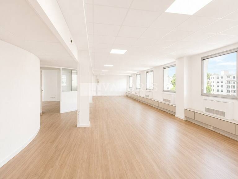 BUREAUX à LOUER — photo 1