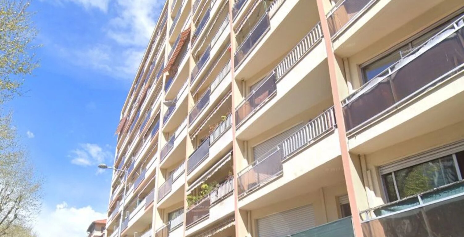 BAS  MADELEINE-4 PIECES-Balcon-TERRASSE — photo 1