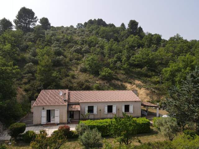 Villa de plain-pied (120m²) avec garage sur 6 400m² de terrain - RIEZ — photo du bien