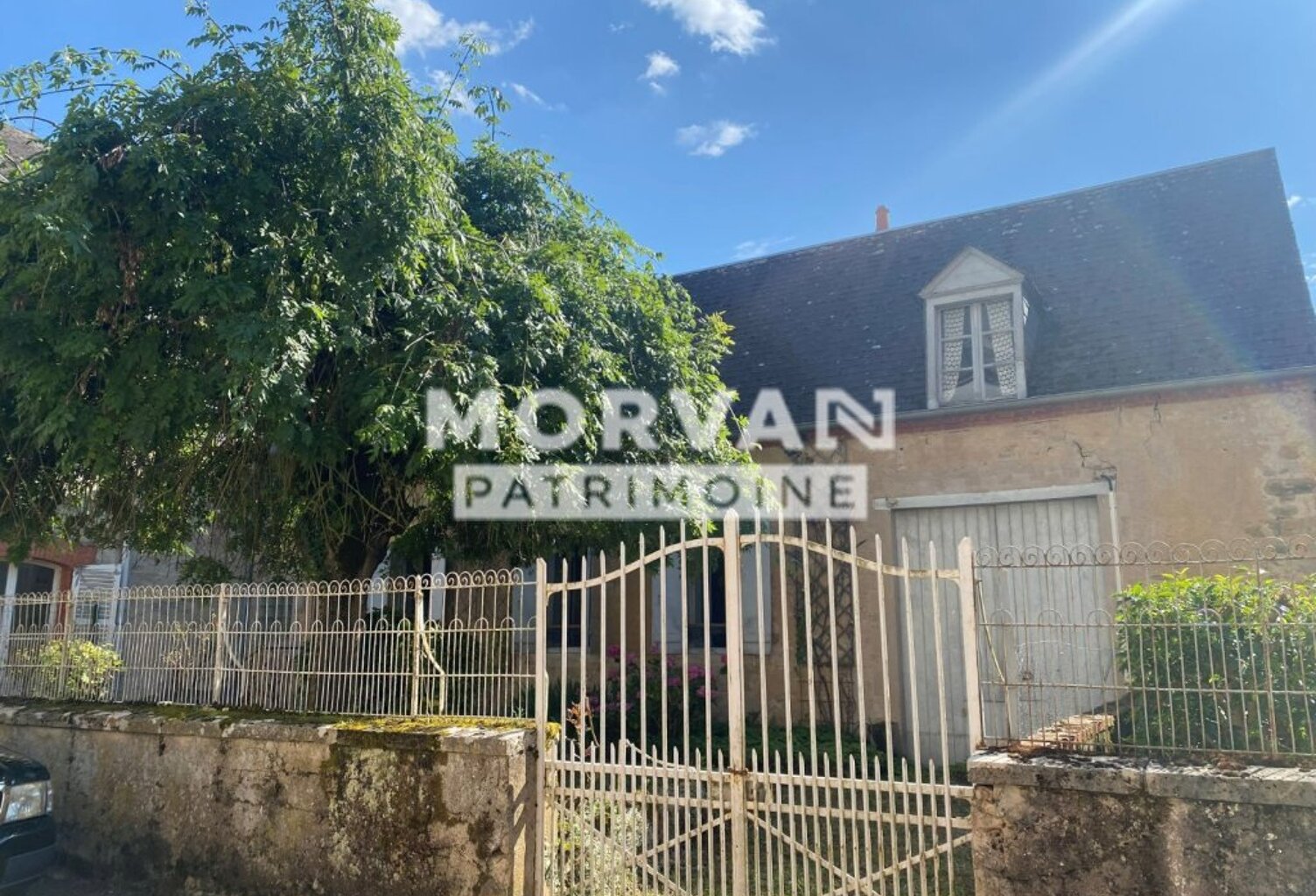 MAISON DE CARACTERE 142.64 m COEUR VILLAGE BAZOIS AVEC GARAGE ET COUR - 69 000 € — photo 1