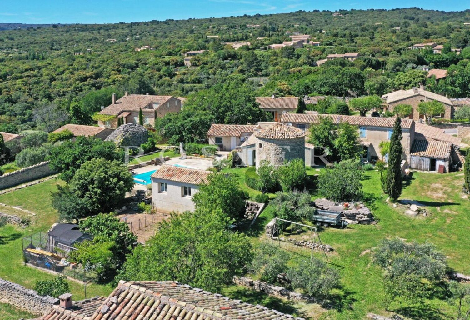 Gordes : rare propriété de village en position dominante avec pi — photo 1