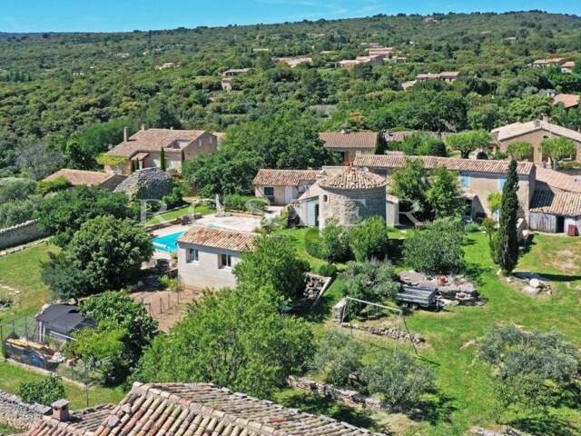 Gordes : rare propriété de village en position dominante avec pi — photo du bien