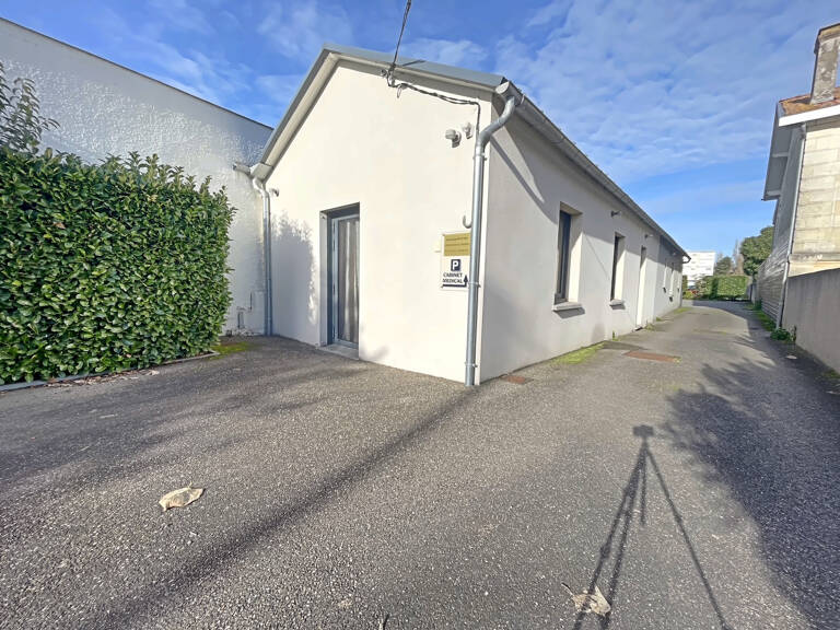 Sur l'axe le plus passant de Libourne, Local commercial vend — photo 1