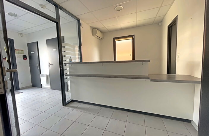 Sur l'axe le plus passant de Libourne, Local commercial vend — photo 2