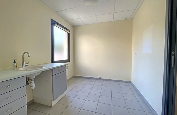Sur l'axe le plus passant de Libourne, Local commercial vend — photo 4