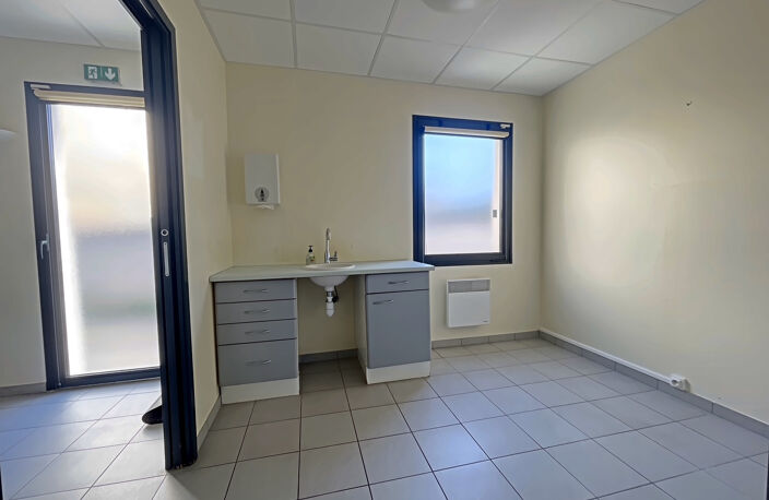 Sur l'axe le plus passant de Libourne, Local commercial vend — photo 5
