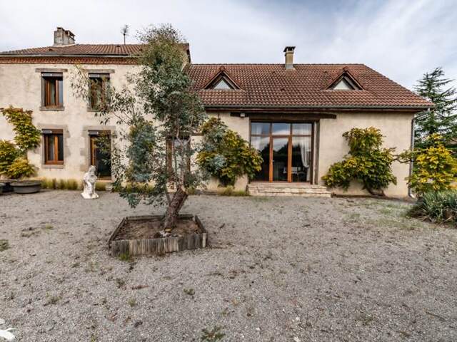 Maison en pierre de 8 pièces principales — photo du bien