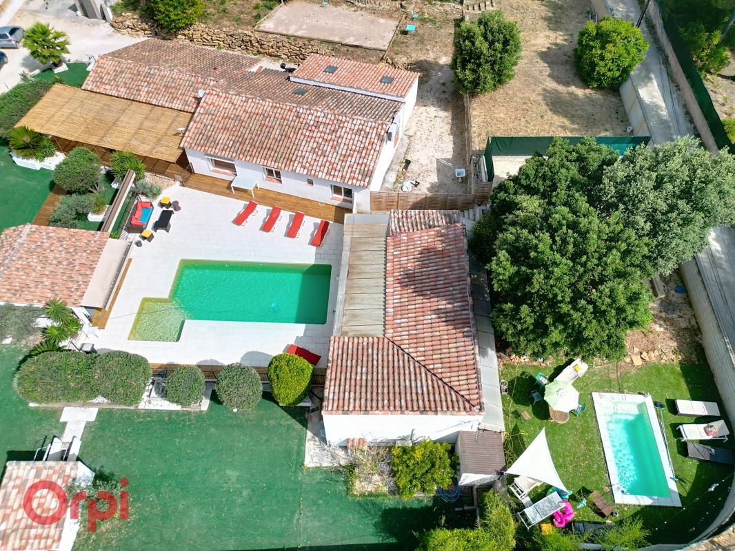 Maison familiale de plain-pied avec dépendance et 2 piscines