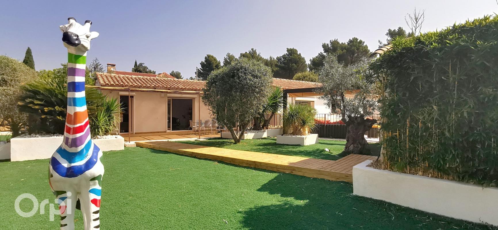 Maison familiale de plain-pied avec dépendance et 2 piscines