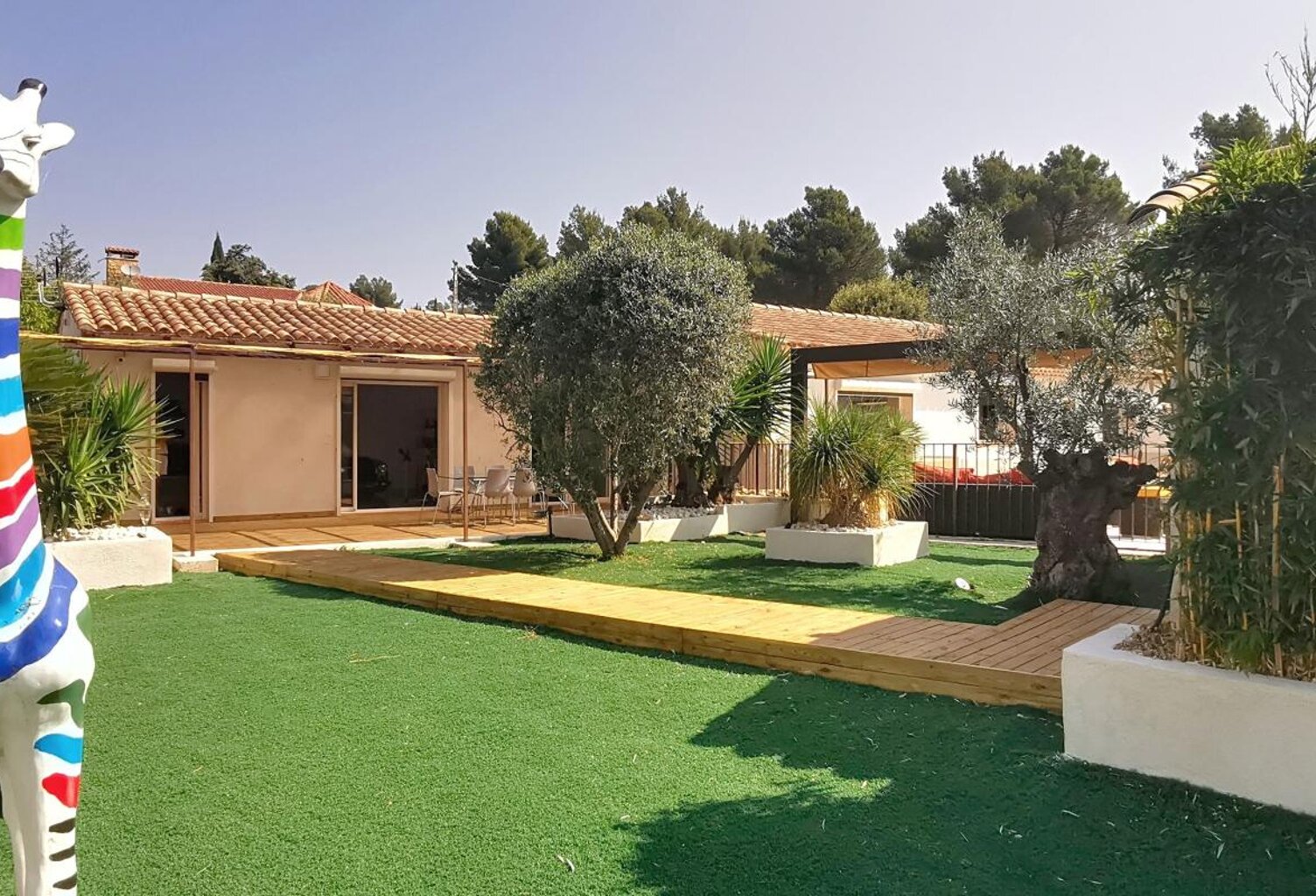 Maison familiale de plain-pied avec dépendance et 2 piscines — photo 1