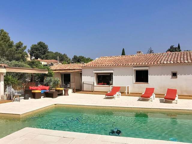 Maison familiale de plain-pied avec dépendance et 2 piscines — photo du bien