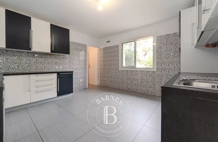 MAISON - AIX EN PROVENCE - 4 CHAMBRES - 9 PIECES - 285m² SURFACE — photo 5