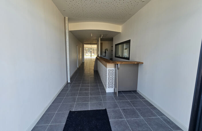 LOCAL COMMERCIAL PAREMPUYRE - 269 m2 — photo 2