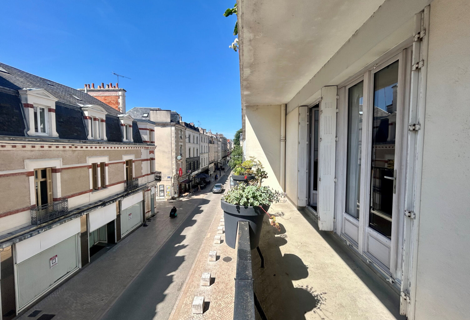 APPARTEMENT - POITIERS CENTRE-VILLE AVEC 2 BALCONS ET ASCENS — photo 1