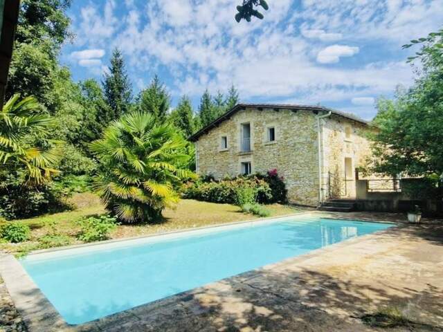 Maison en pierre de 9 pièces principales — photo du bien