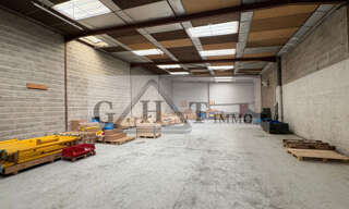 Local industriel  840 m² à louer à Vaux-le-Pénil (77000)