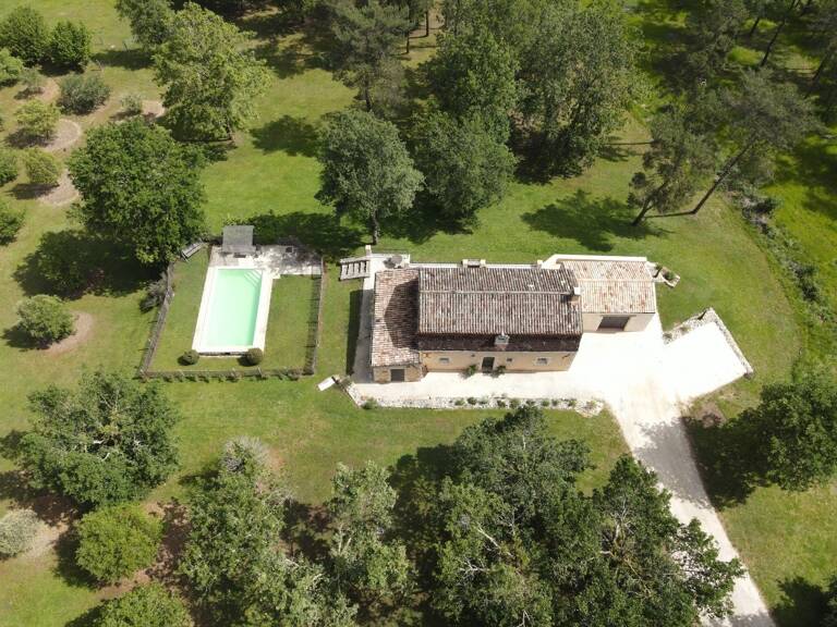 EMPLACEMENT UNIQUE POUR CETTE PROPRIÉTÉ COMPRENANT UNEJOLIE MAISON DE CARACTÈRE DE 105 M² SH, 3 CHAMBRES, GARAGE, PISCINE, LE TOUT SUR UN TERRAIN NON CLOS DE 8 000 M² AVEC TRUFFIÈRES — photo 1