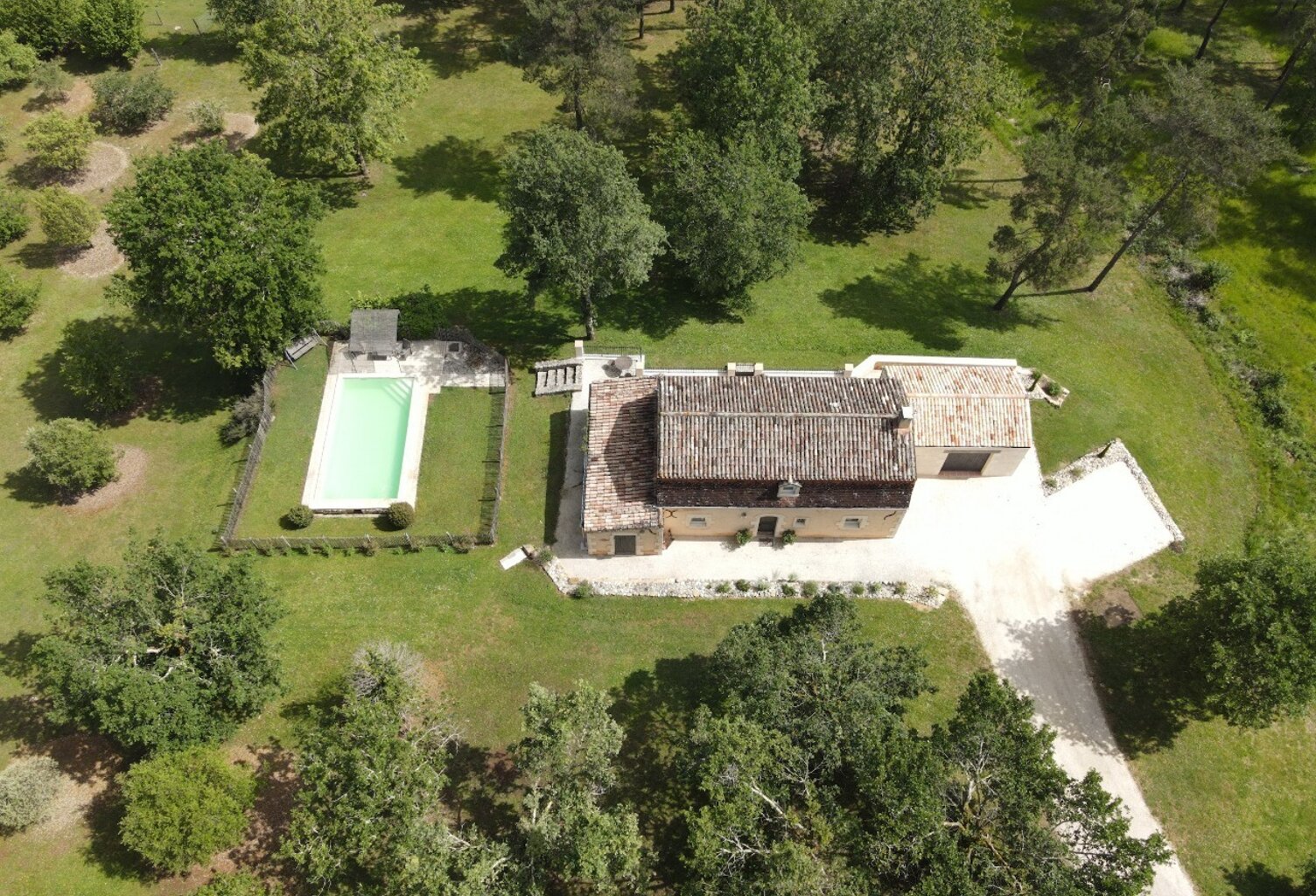 EMPLACEMENT UNIQUE POUR CETTE PROPRIÉTÉ COMPRENANT UNEJOLIE MAISON DE CARACTÈRE DE 105 M² SH, 3 CHAMBRES, GARAGE, PISCINE, LE TOUT SUR UN TERRAIN NON CLOS DE 8 000 M² AVEC TRUFFIÈRES — photo 1
