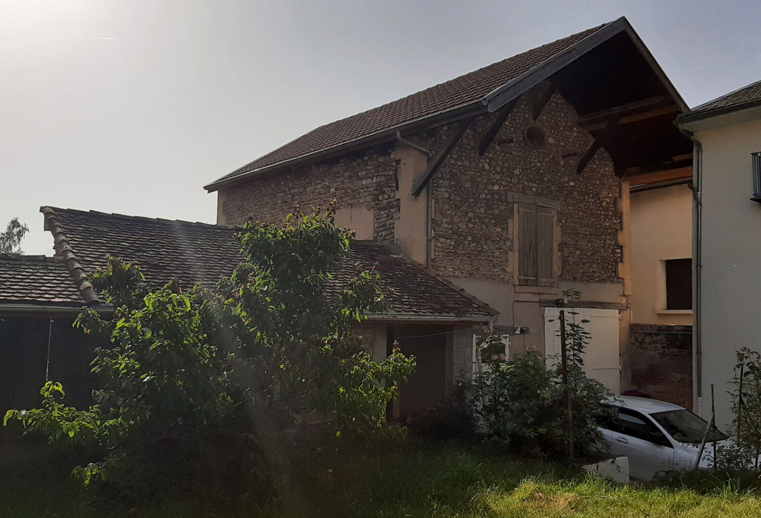 Maison à réhabiliter - Fort potentiel - Centre-ville de Rives - 100 m² + terrain constructible ! — photo 1
