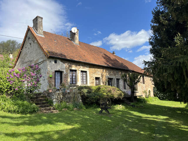 Maison en pierre 93 m2 sur grand terrain arboré — photo du bien