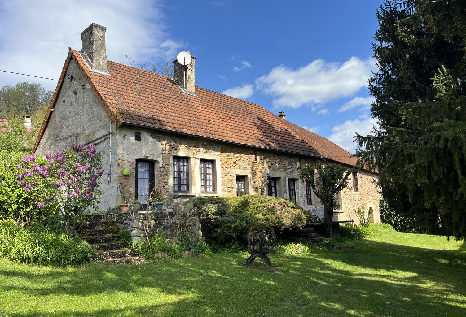 Maison en pierre 93 m2 sur grand terrain arboré — photo 1