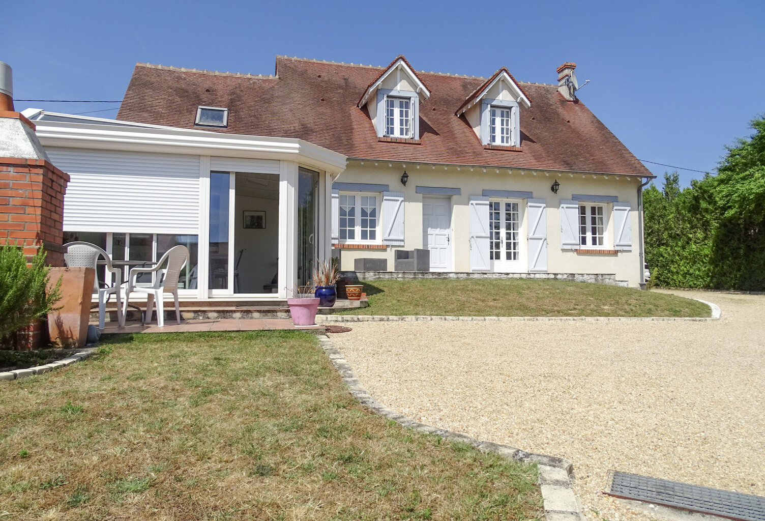Beau pavillon avec piscine — photo 1
