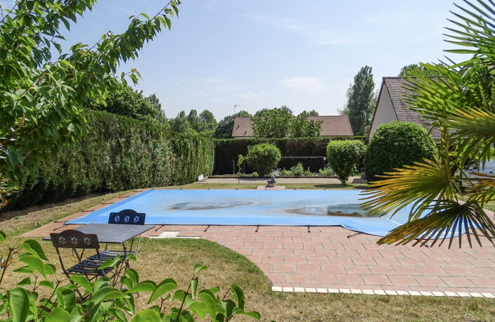 Beau pavillon avec piscine — photo 2