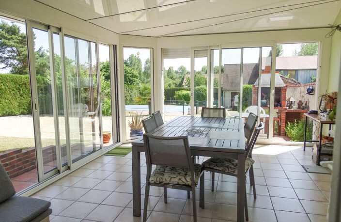 Beau pavillon avec piscine — photo 3