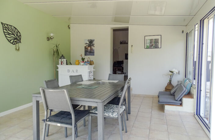 Beau pavillon avec piscine — photo 4