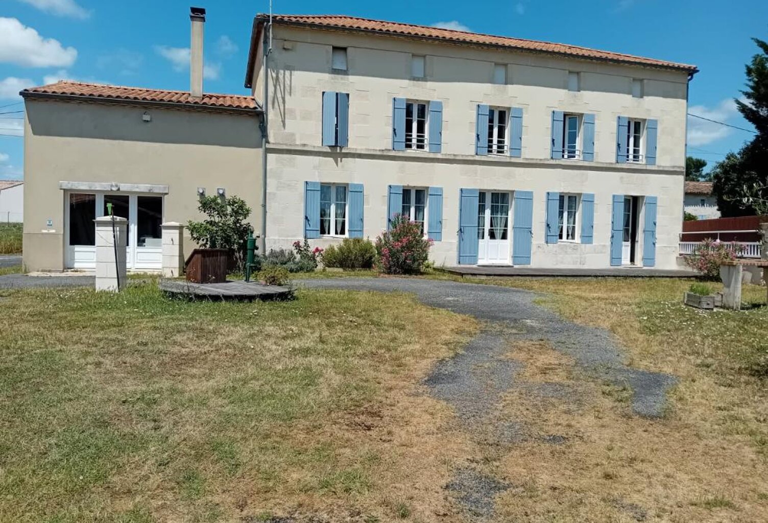 Maison à Vendre de 238 M²  avec garage, bureau, atelier et local (+430 m²) — photo 1