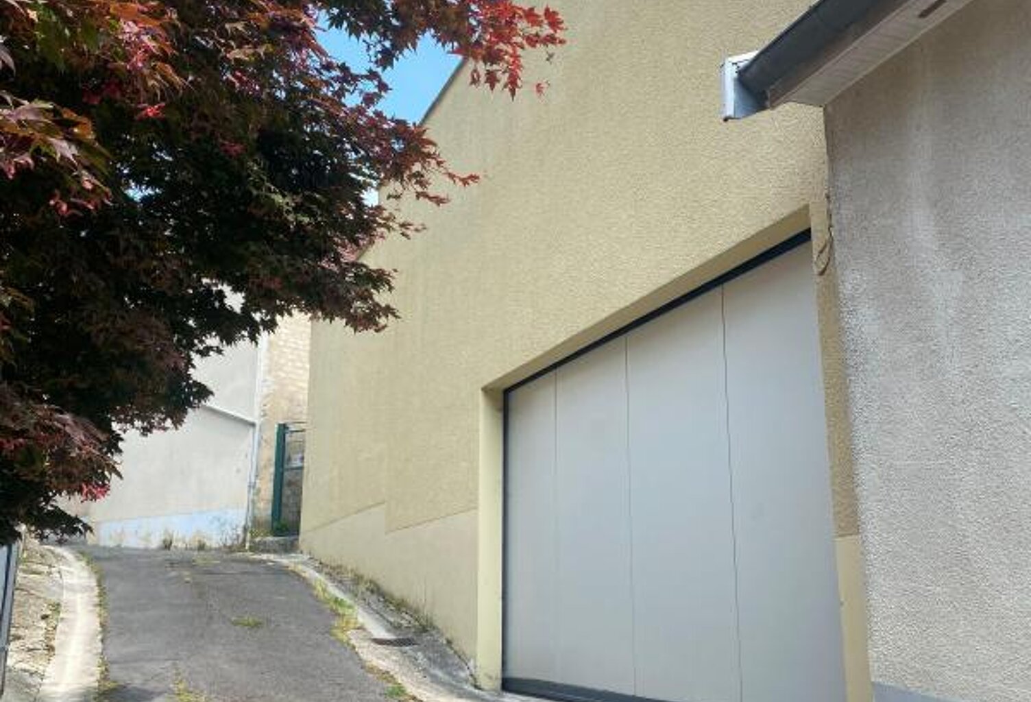 RILLY LA MONTAGNE: bâtiment sur 3 niveaux en coeur de village : environ 500m de stockage, monte charges — photo 1