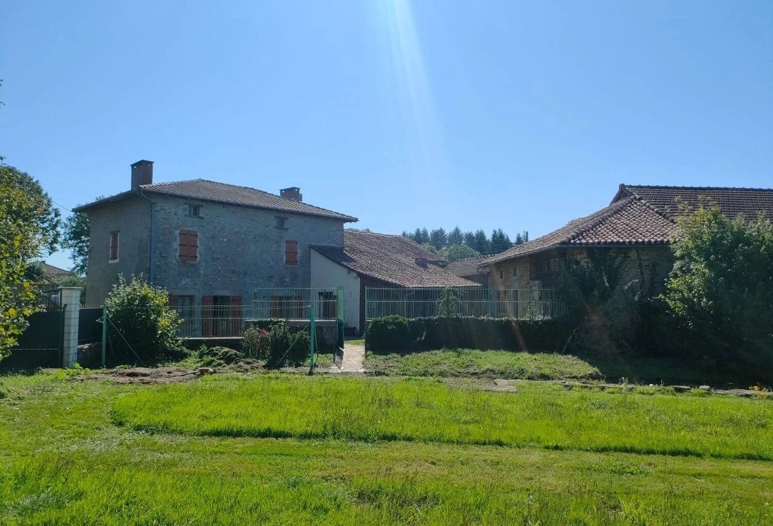 Maison de village à Cussac avec cheminée et jardin clôturé — photo 1