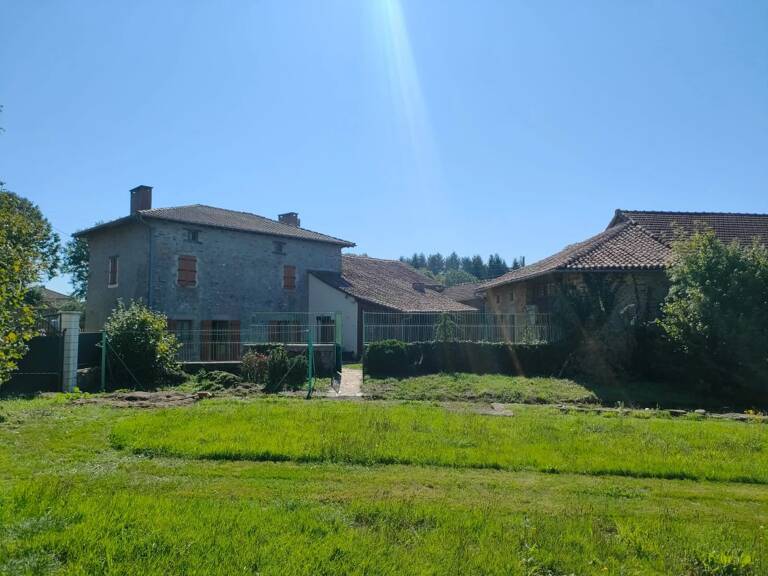 Maison de village à Cussac avec cheminée et jardin clôturé — photo 1